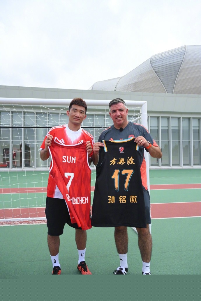 GALA ：今天队友都打的很好 不管劣势还是优势就一直想着怎么去赢